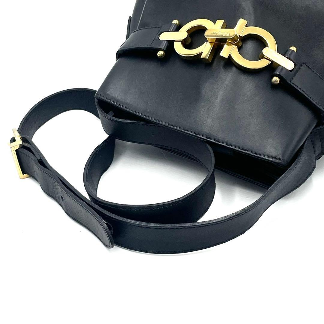 Adjustable leather shoulder strap of the black bucket bag