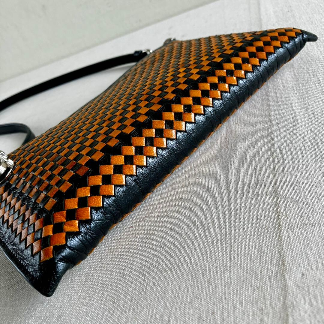Close view of the black and tan checkerboard weave