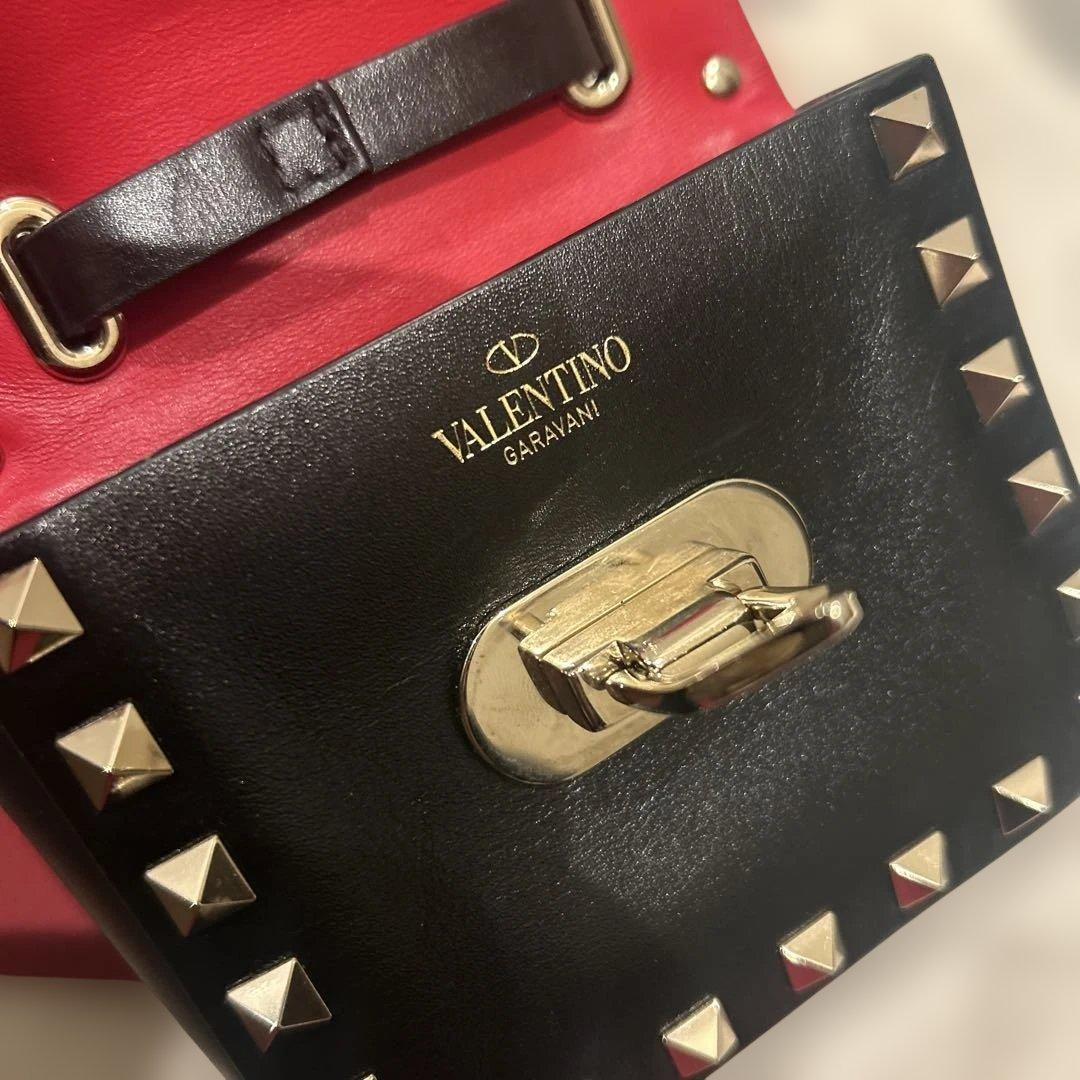 Embossed Valentino Garavani logo on the flap