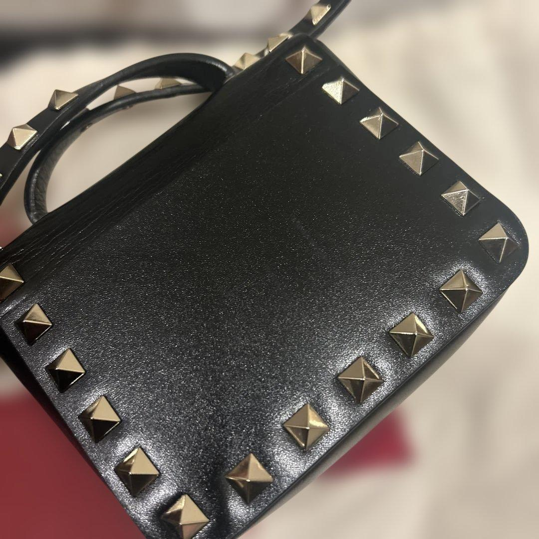 Top view showing the studded top handle and strap