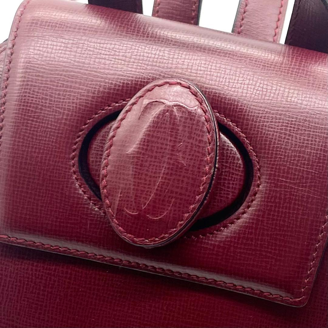 Close-up of the embossed oval Cartier logo clasp