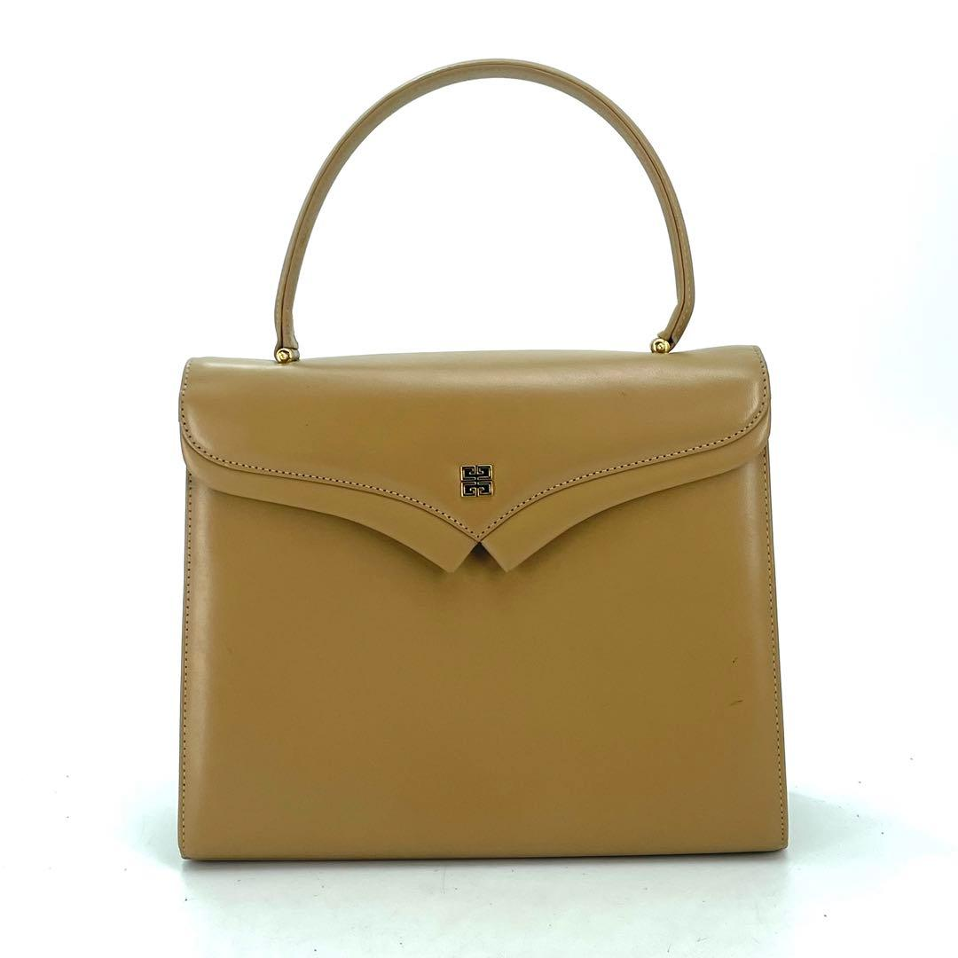 Close view of the pointed flap and gold clasp