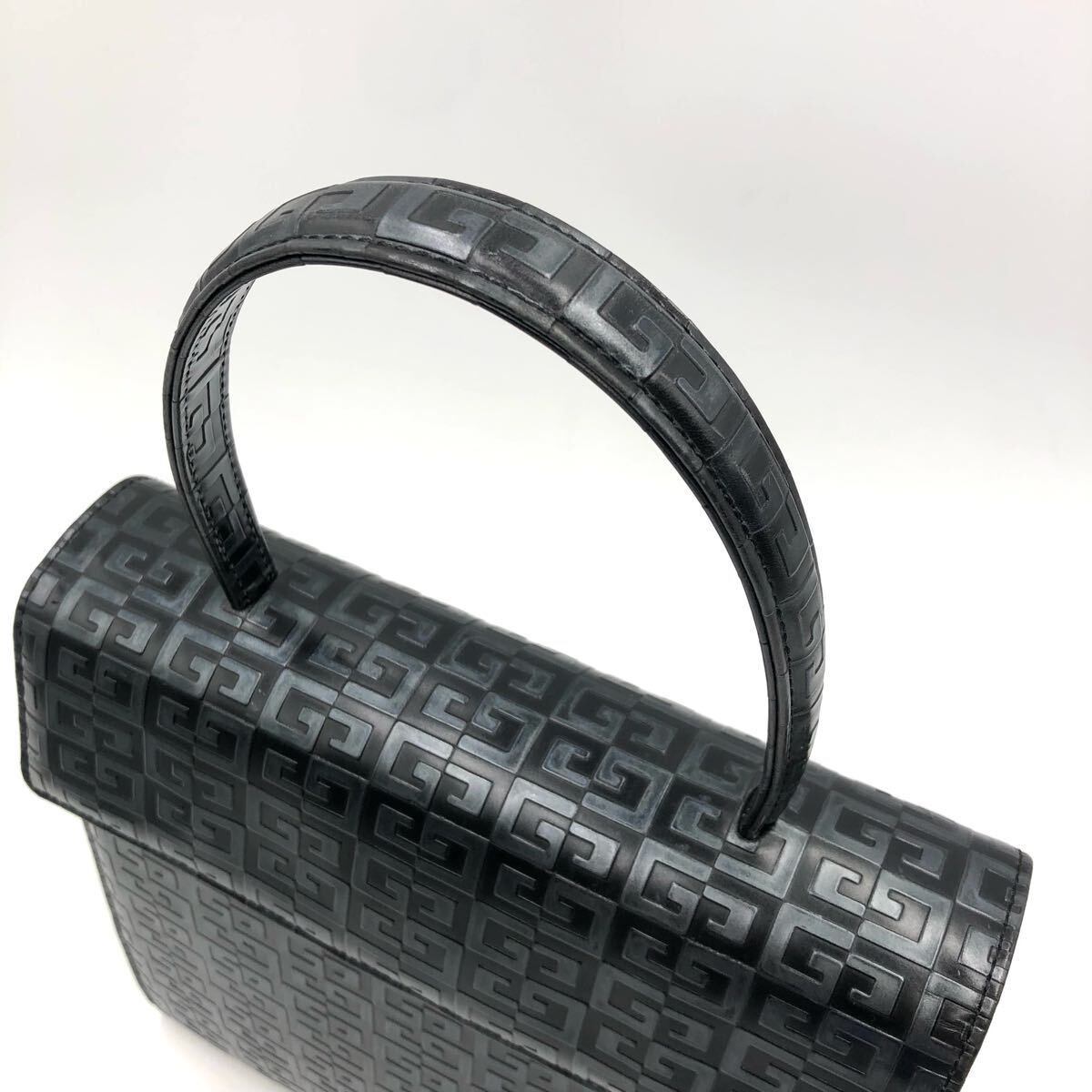 Detail of the arched handle and embossed pattern