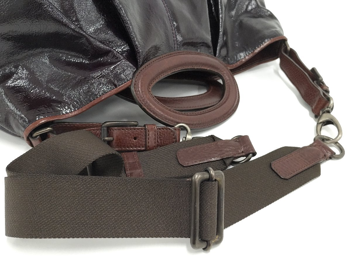 Brown textile shoulder strap and oval handle detail