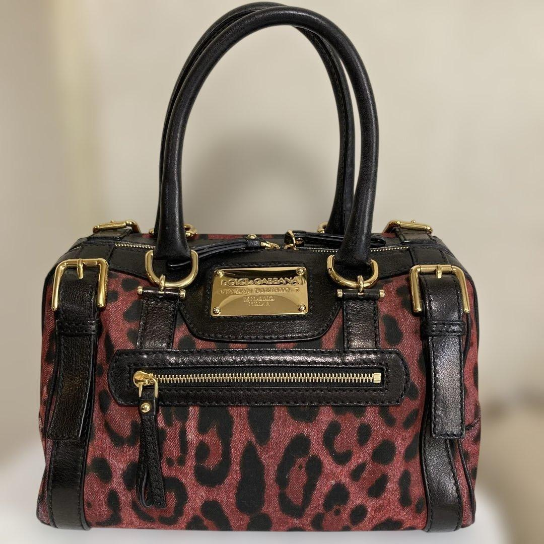 Detailed front view of the leopard boston bag