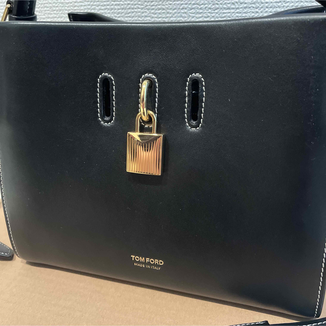 Close-up of the gold fluted padlock and contrast stitching